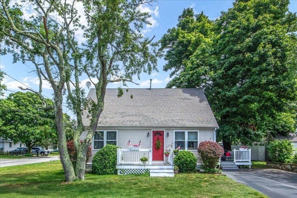 Exterior, Facade, Cape Cod