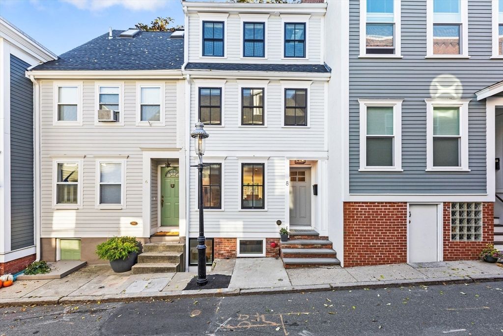 Exterior, Facade, Rowhouse