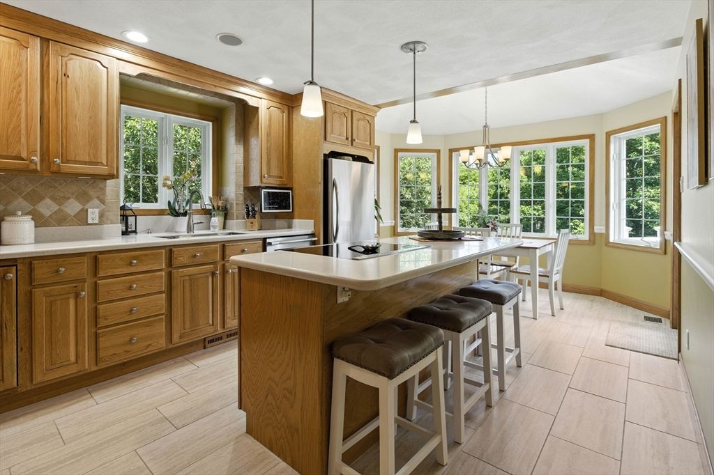 Chandelier, Dining room, Interior, Kitchen, Pendant Lights, Recessed Lighting, Stainless Steel Appliances