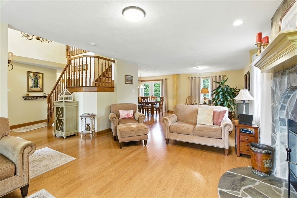 Dining room, Interior, Living room, Recessed Lighting, Wood Texture Flooring
