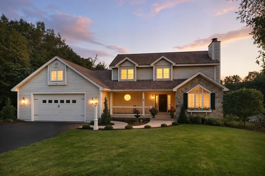 Attached, Exterior, Facade, Ranch