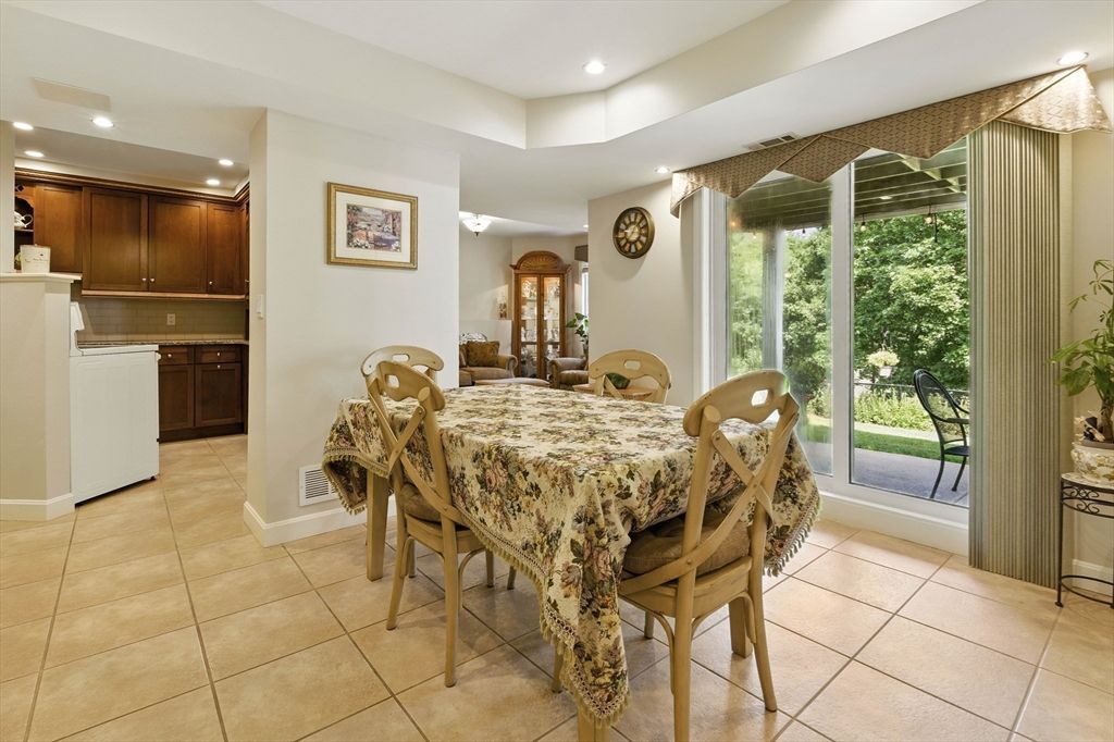 Dining room, Interior, Recessed Lighting