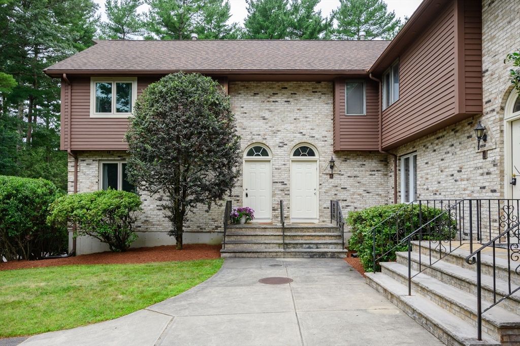 Exterior, Facade, Brick Facade, Raised Ranch