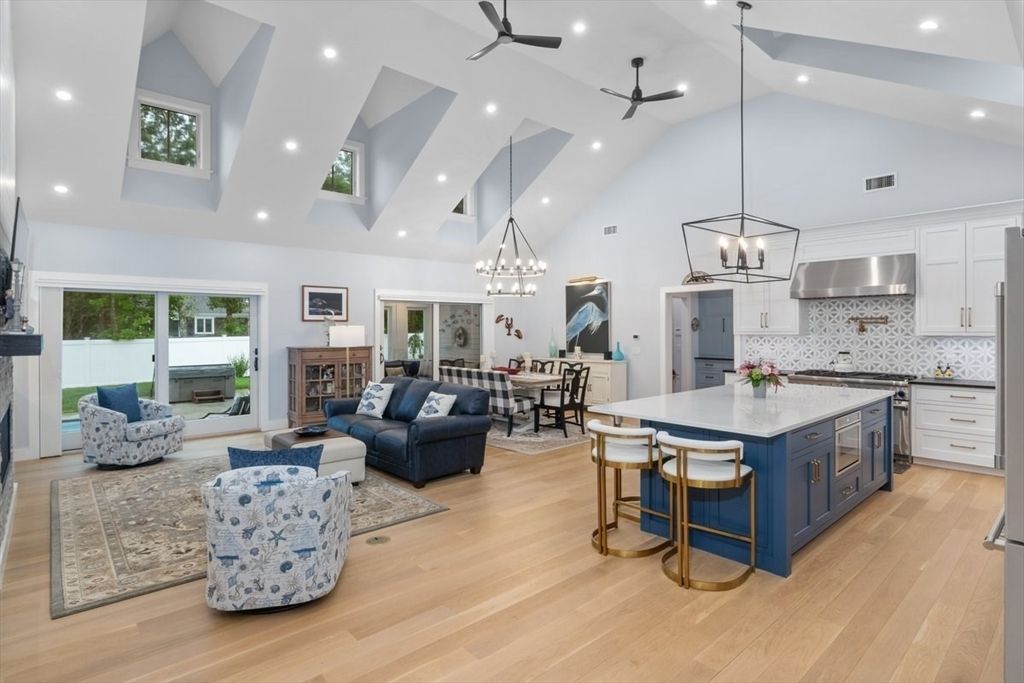 Chandelier, Dining room, Interior, Kitchen, Living room, Pendant Lights, Recessed Lighting, Stainless Steel Appliances, Wood Texture Flooring