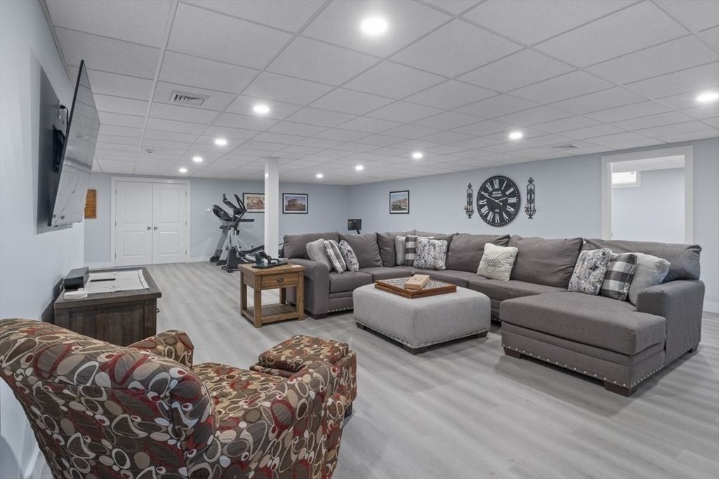 Fitness Equipment, Interior, Living room, Recessed Lighting