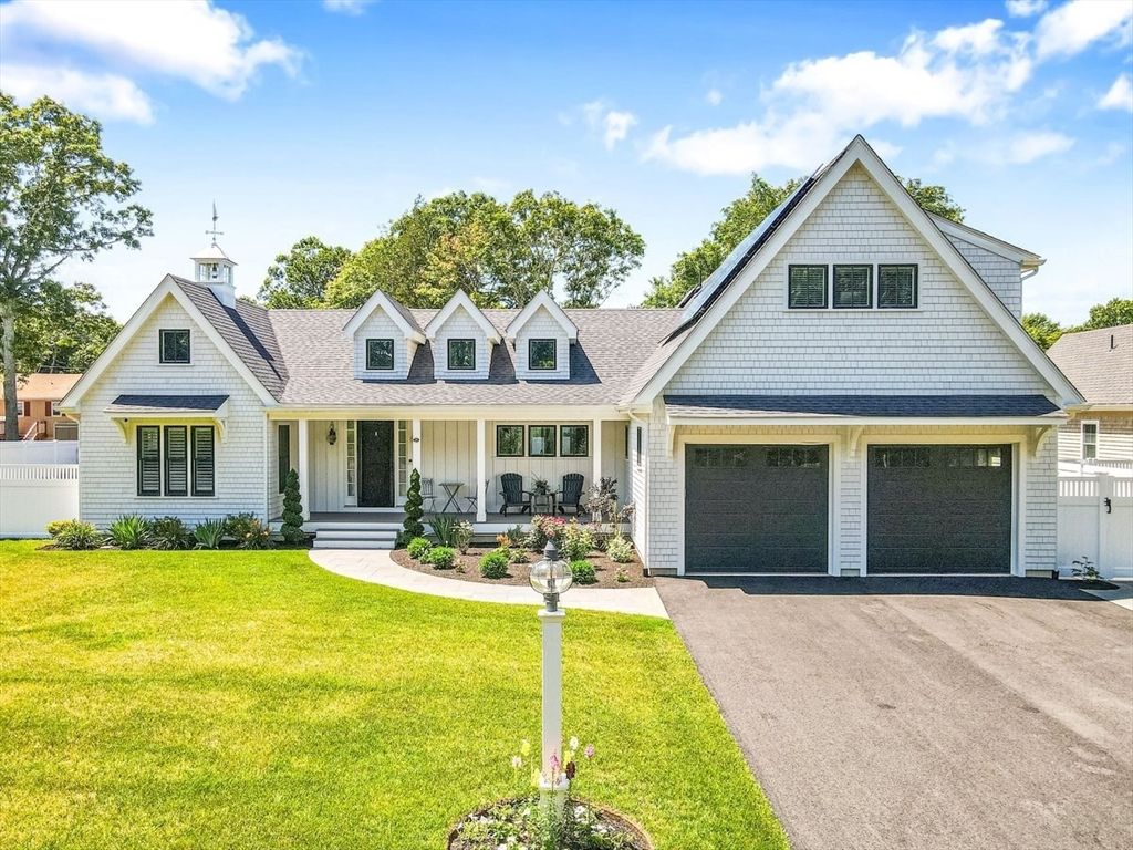Attached, Exterior, Facade, Farmhouse