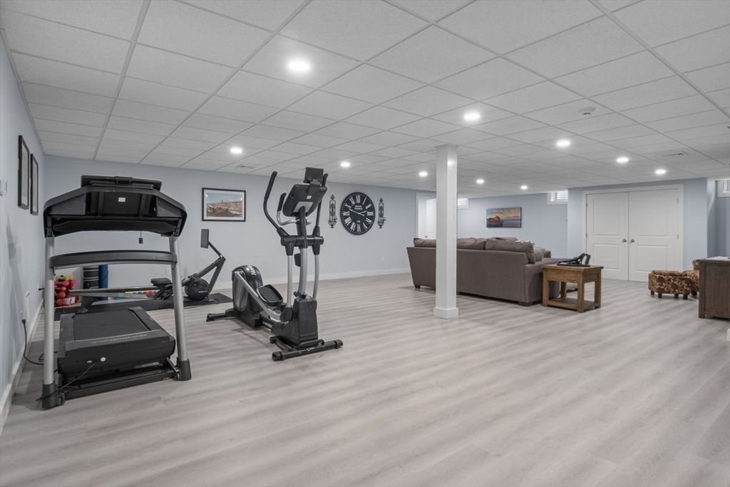 Fitness Equipment, Interior, Living room, Recessed Lighting, Wood Texture Flooring