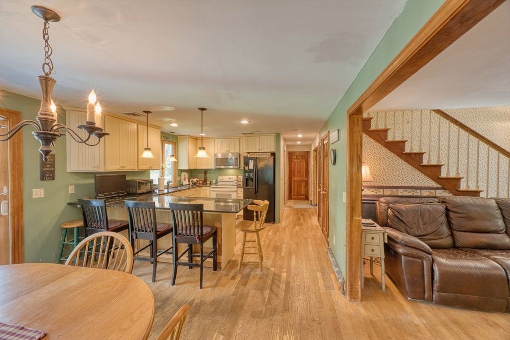 Dining room, Interior, Kitchen, Pendant Lights, Recessed Lighting, Wood Texture Flooring