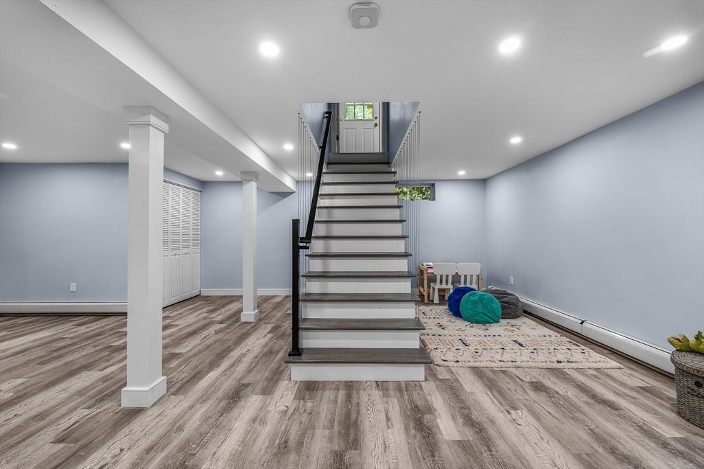 Interior, Recessed Lighting, Wood Texture Flooring
