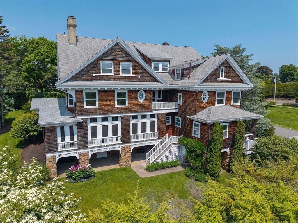 Exterior, Facade, Brick Facade, Queen Anne Victorian
