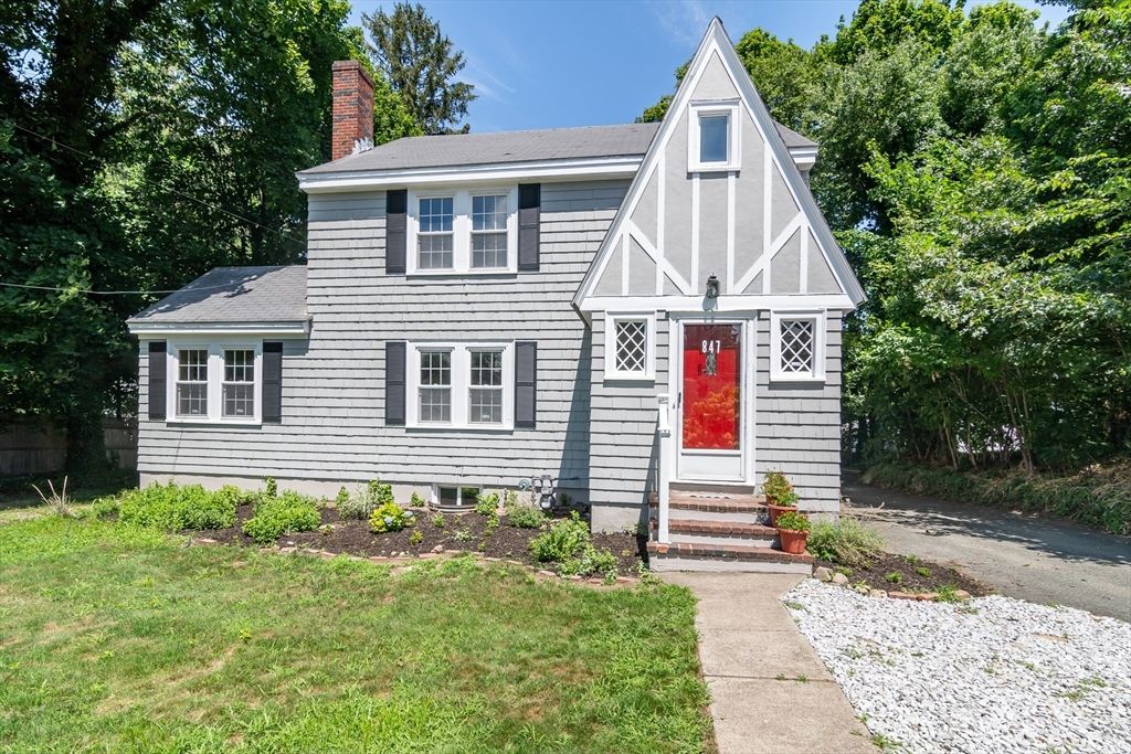 Exterior, Facade, Tudor Revival