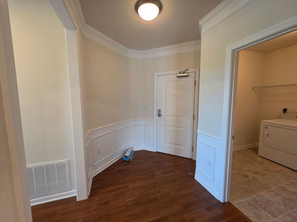 Interior, Washer, Wood Texture Flooring