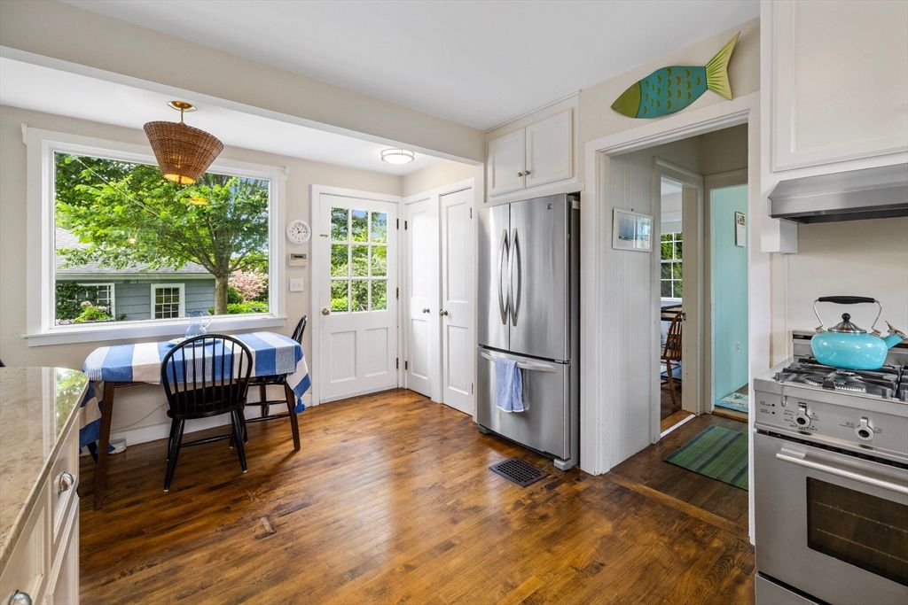 Dining room, Interior, Kitchen, Stainless Steel Appliances, Wood Texture Flooring
