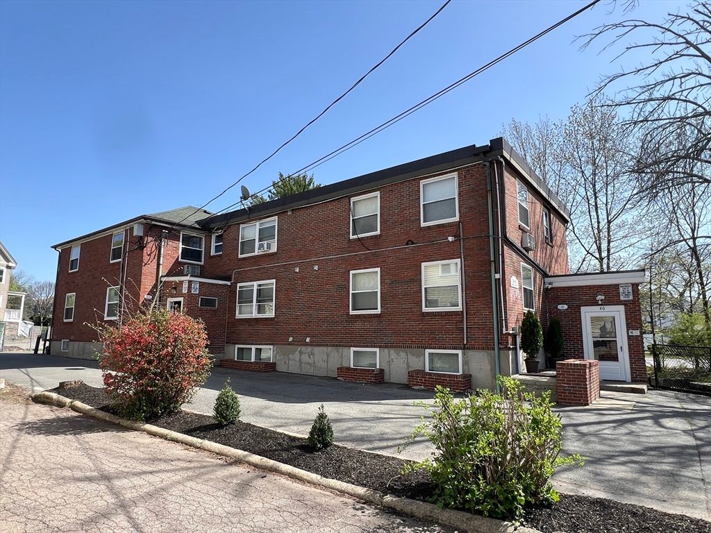 Exterior, Facade, Brick Facade, Rowhouse