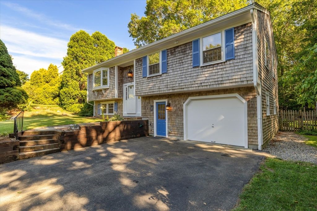 Attached, Exterior, Facade, Brick Facade, Raised Ranch