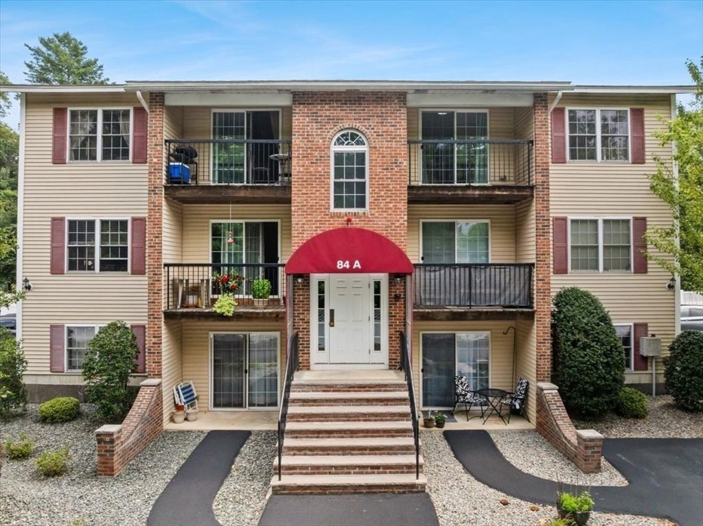 Exterior, Facade, Brick Facade, Rowhouse