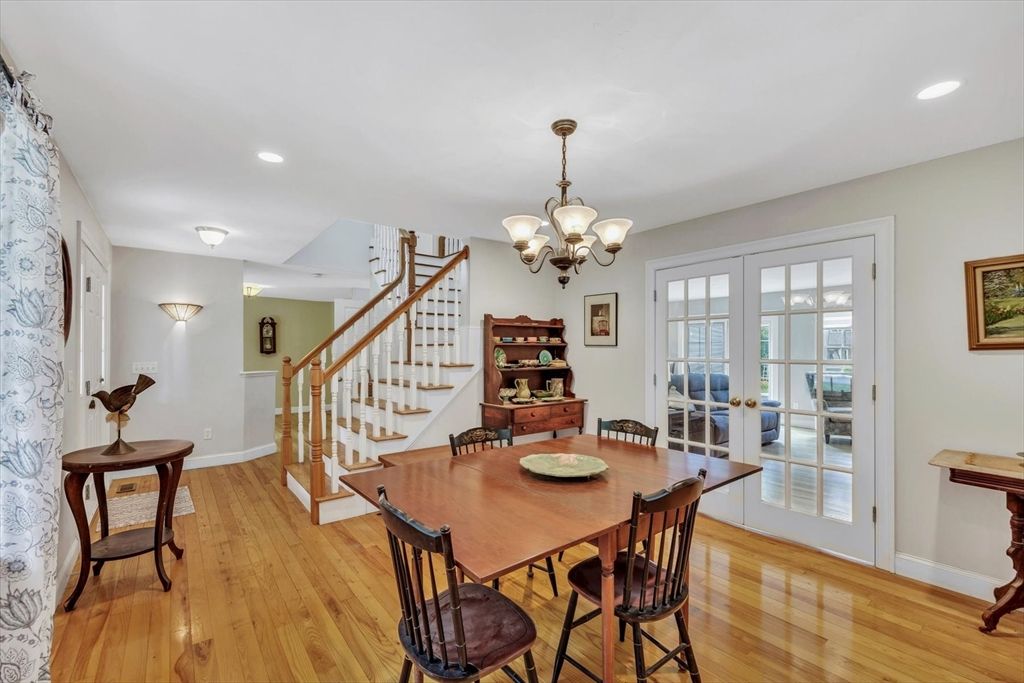 Chandelier, Dining room, Interior, Recessed Lighting, Wood Texture Flooring