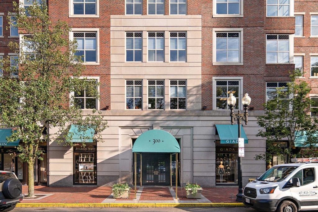 Exterior, Facade, Brick Facade, Rowhouse