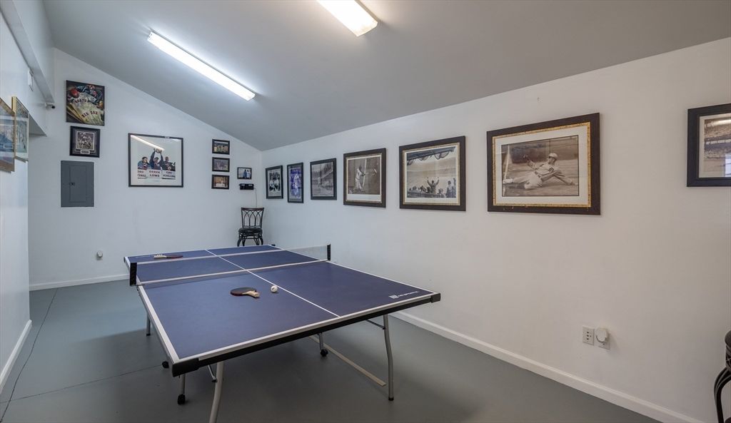 Game Room, Interior