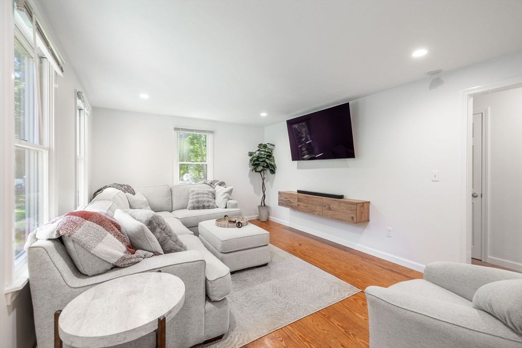 Interior, Living room, Recessed Lighting, Wood Texture Flooring