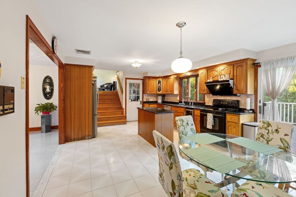 Dining room, Interior, Kitchen, Pendant Lights, Stainless Steel Appliances