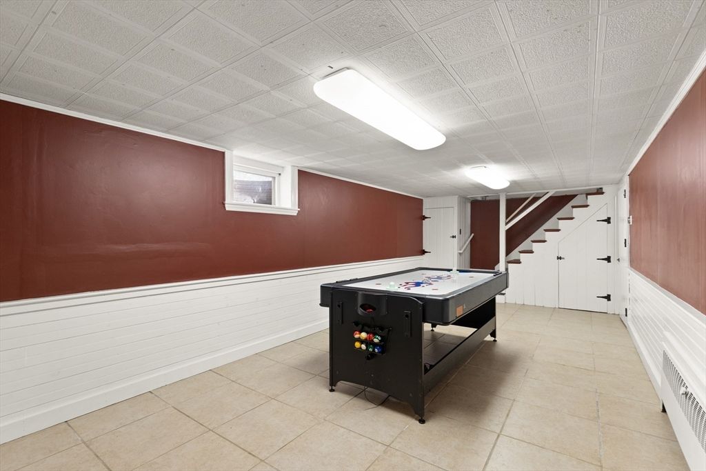 Game Room, Interior