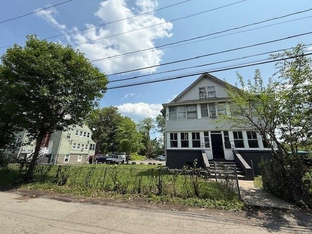 Exterior, Facade, Queen Anne Victorian