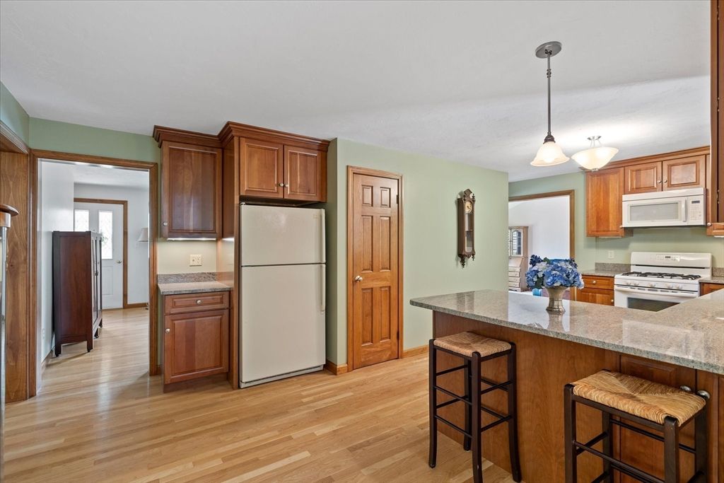 Interior, Kitchen, Pendant Lights, Wood Texture Flooring
