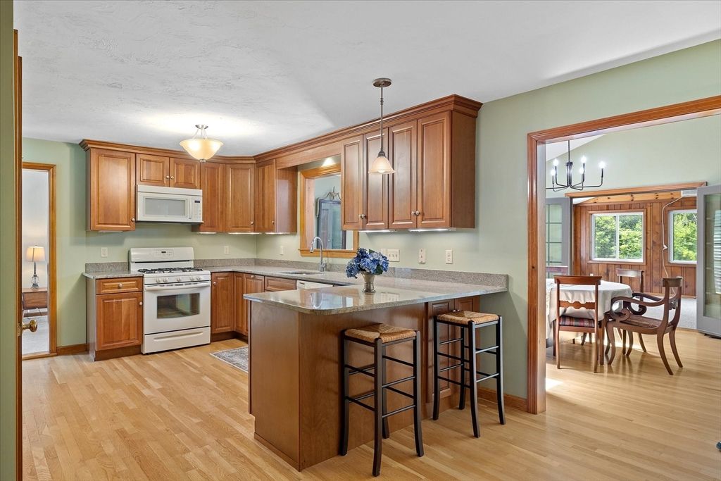 Chandelier, Dining room, Interior, Kitchen, Pendant Lights, Wood Texture Flooring