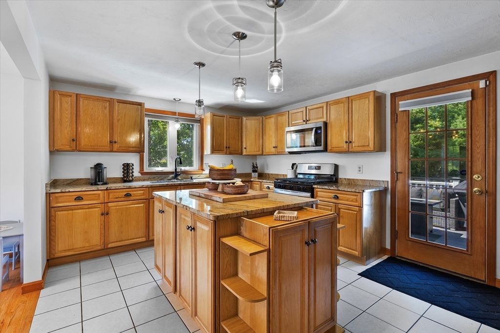 Interior, Kitchen, Pendant Lights, Tile Countertops