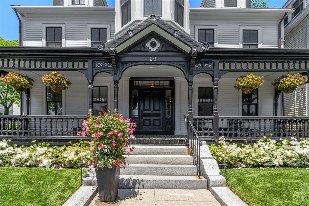Exterior, Facade, Queen Anne Victorian