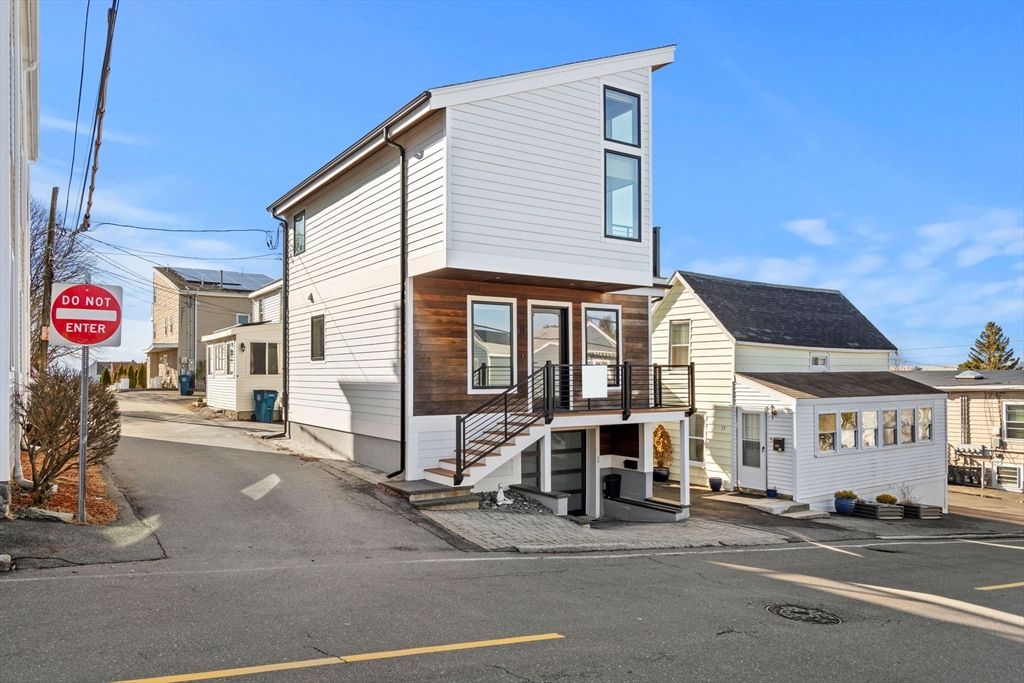 Exterior, Facade, Modern