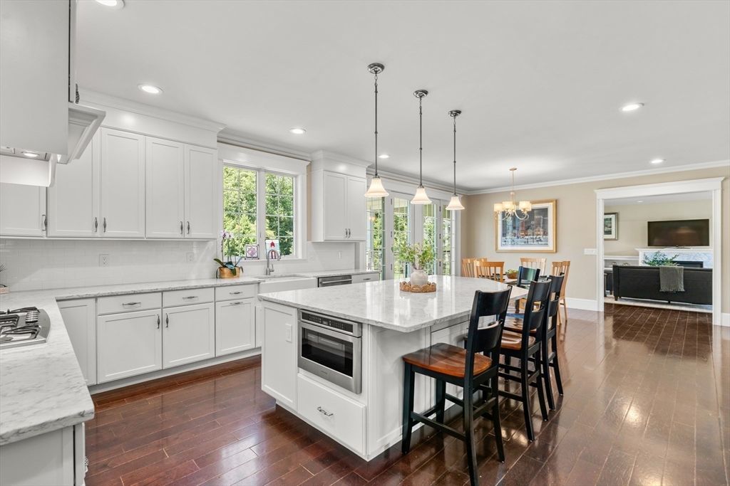 Chandelier, Dining room, Interior, Kitchen, Pendant Lights, Recessed Lighting, Wood Texture Flooring