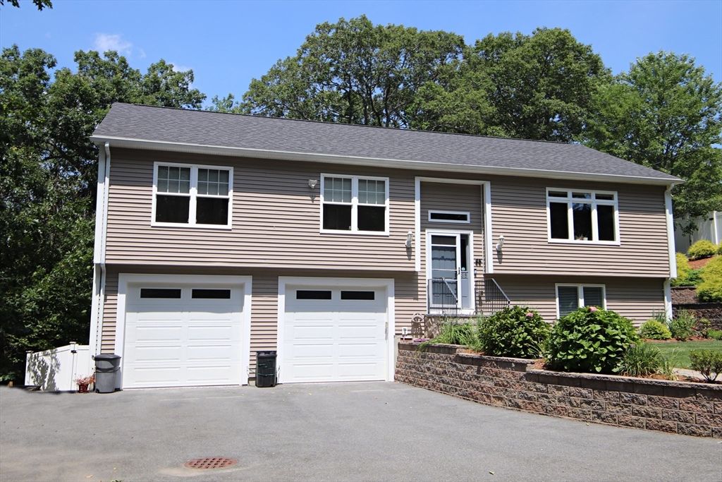 Attached, Exterior, Facade, Raised Ranch