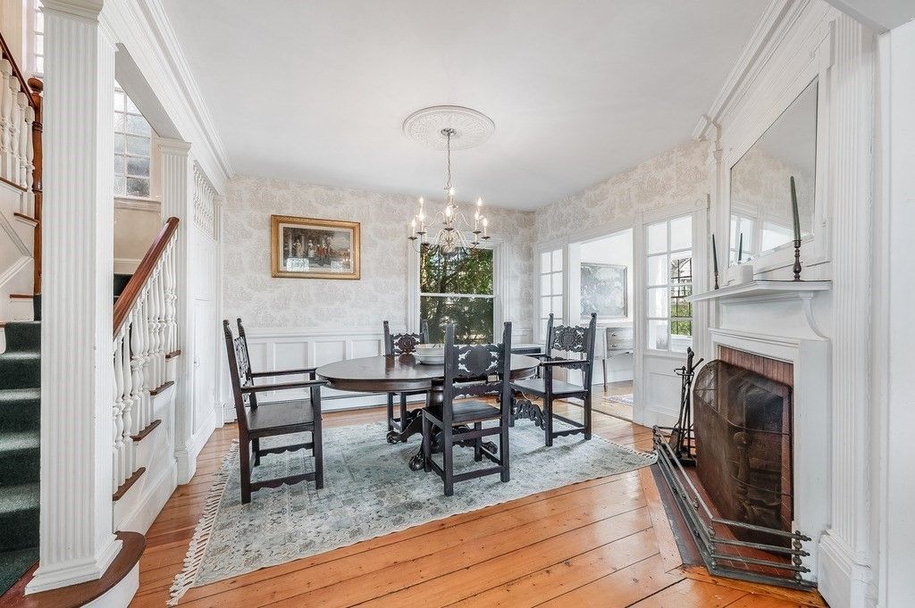 Chandelier, Dining room, Fireplace, Interior, Wood Texture Flooring