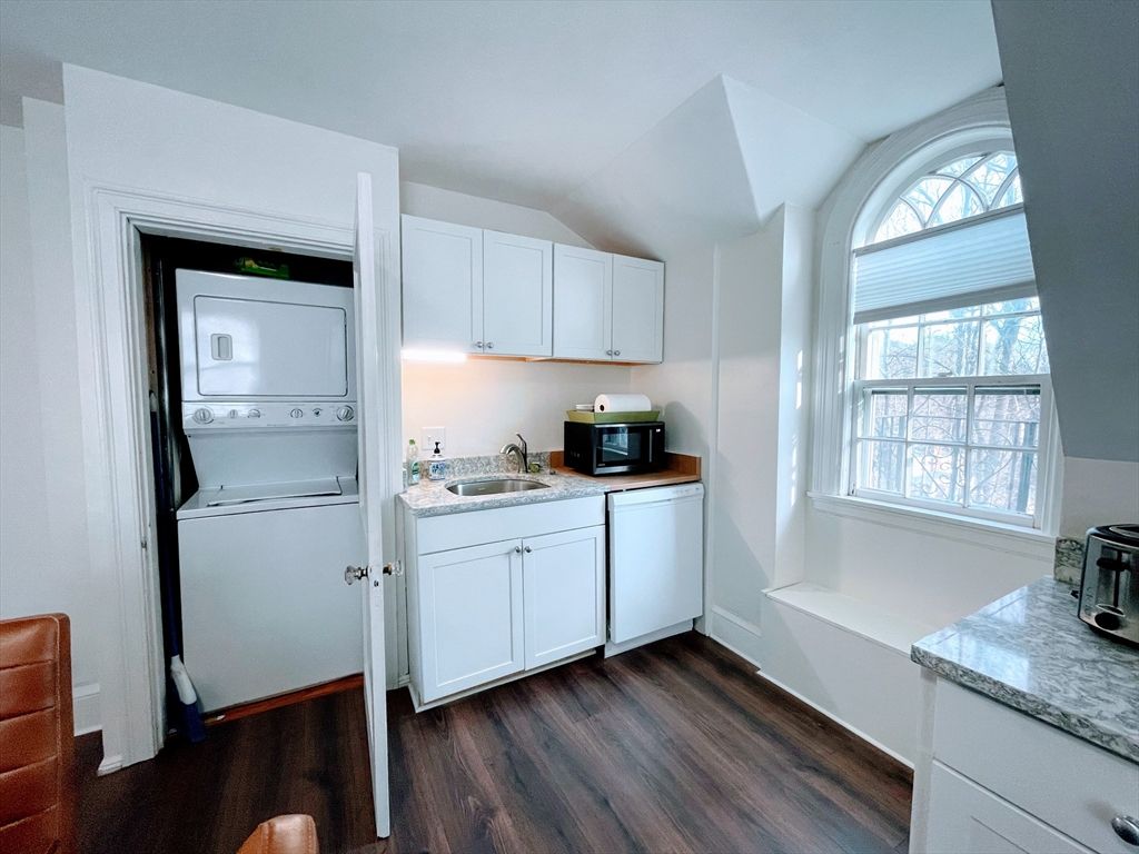 Interior, Utility Closets, Washer, Wood Texture Flooring