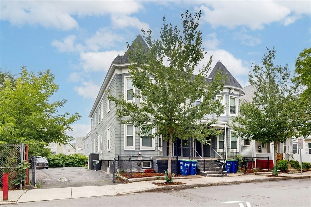 Exterior, Facade, Queen Anne Victorian