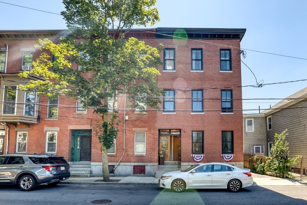 Exterior, Facade, Brick Facade, Rowhouse
