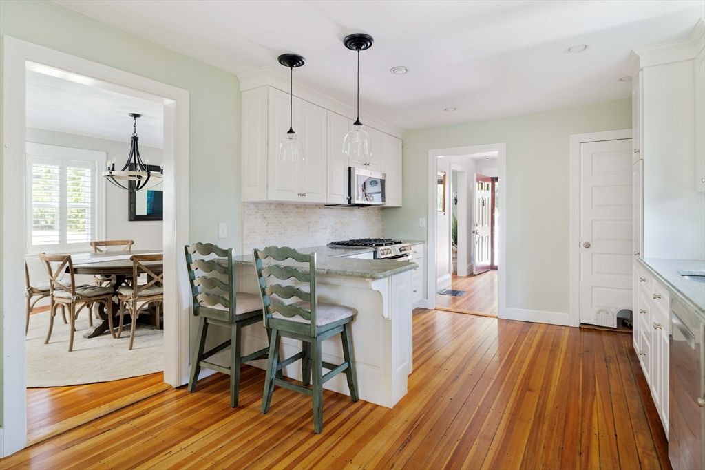 Chandelier, Dining room, Interior, Kitchen, Pendant Lights, Recessed Lighting, Wood Texture Flooring