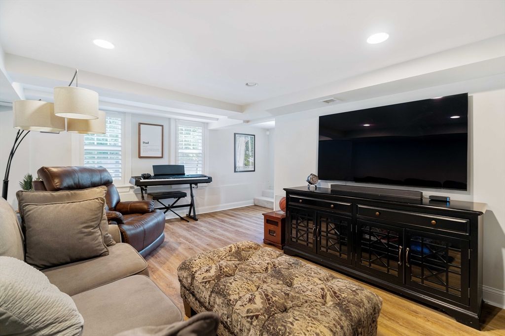 Interior, Living room, Pendant Lights, Piano, Recessed Lighting, Wood Texture Flooring
