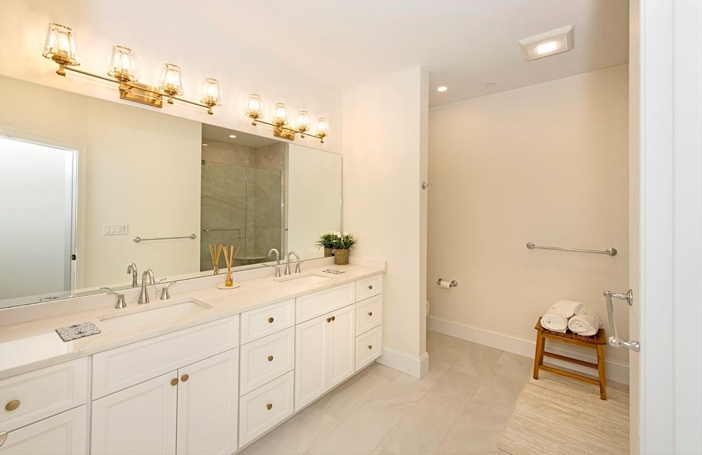Bathroom, Dual Sink Vanities, Interior, Recessed Lighting