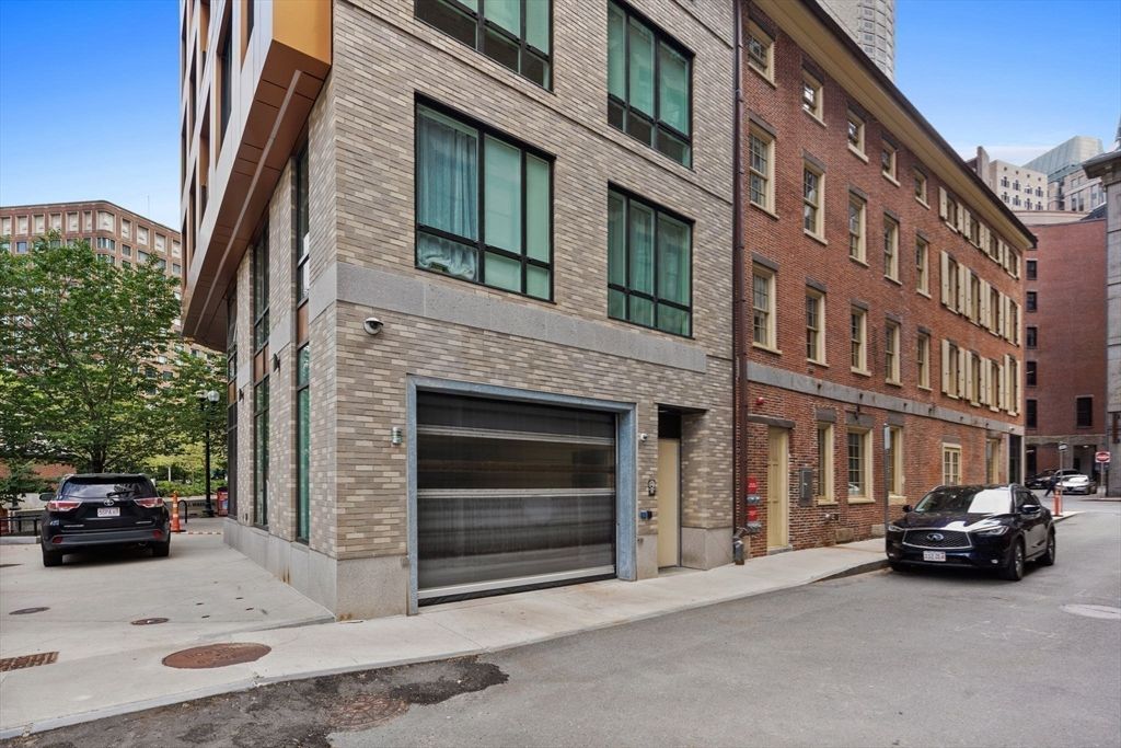 Attached, Exterior, Facade, Brick Facade, Chicago School