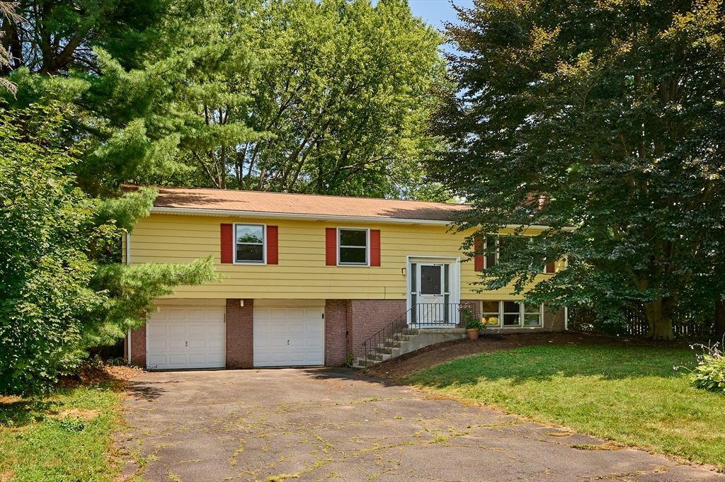 Attached, Exterior, Facade, Brick Facade, Raised Ranch