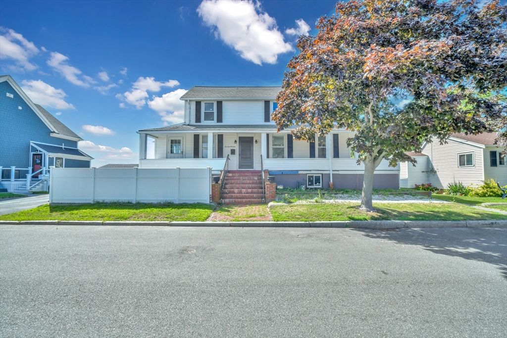 Exterior, Facade, American Foursquare
