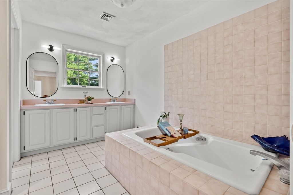 Bathroom, Dual Sink Vanities, Interior