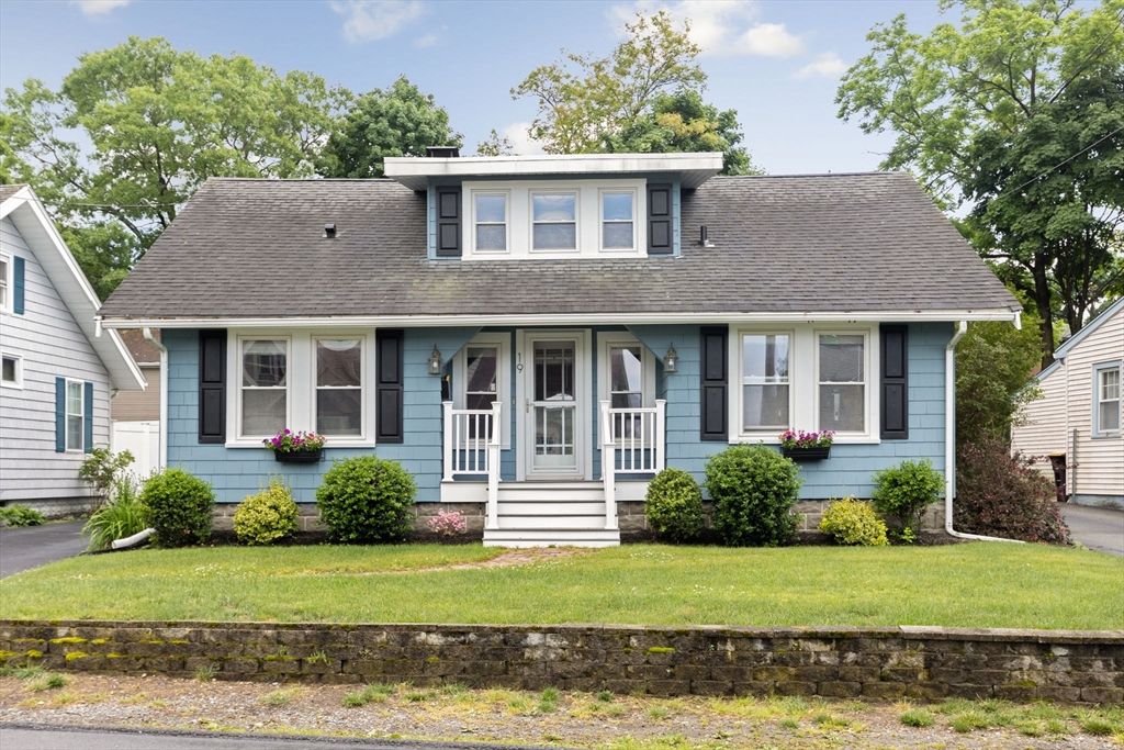 Exterior, Facade, Cape Cod