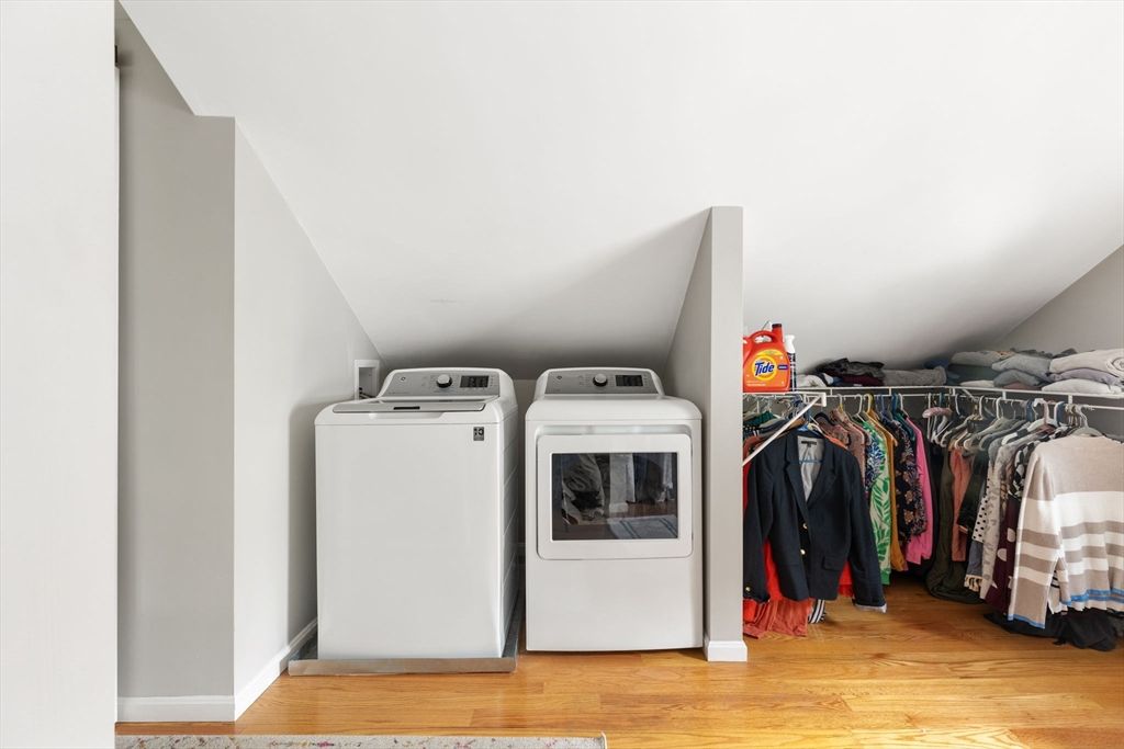 Interior, Washer, Wood Texture Flooring