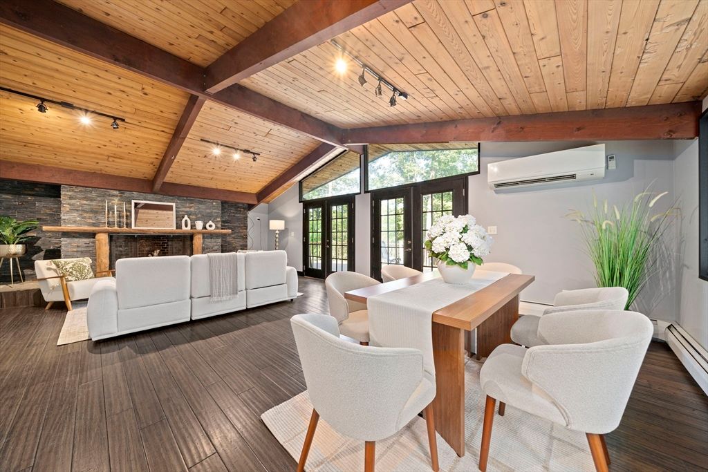 Dining room, Interior, Living room, Stone Walls, Wooden Beams, Wooden Ceilings, Wood Texture Flooring