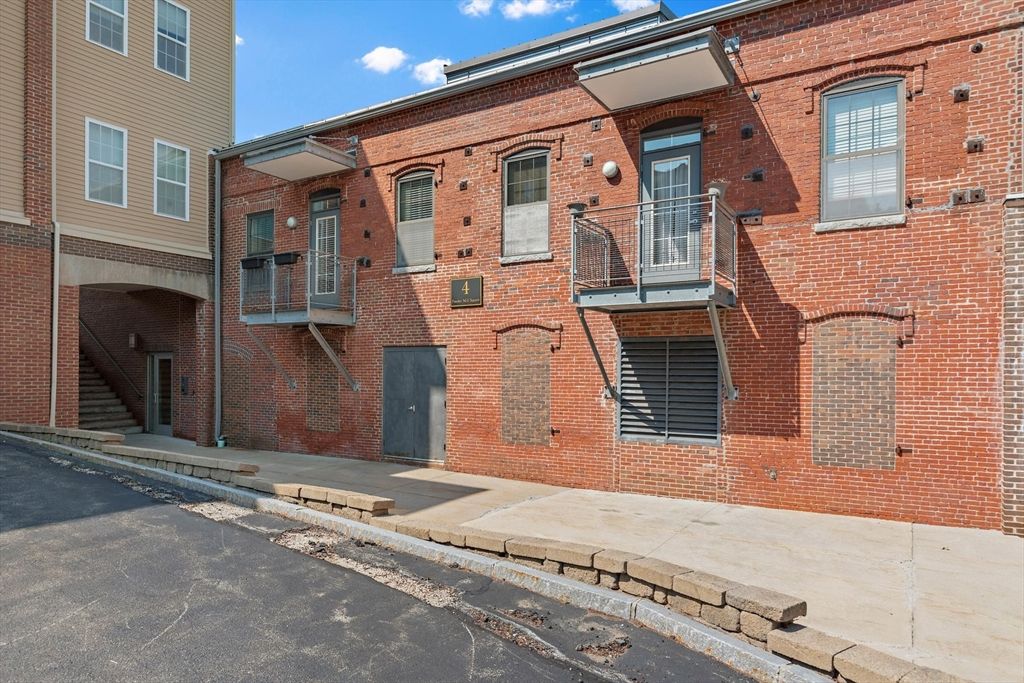 Exterior, Facade, Brick Facade, Rowhouse