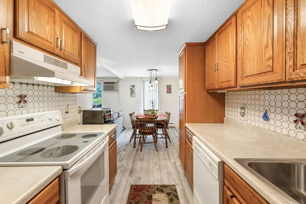 Chandelier, Dining room, Interior, Kitchen, Pendant Lights, Wood Texture Flooring